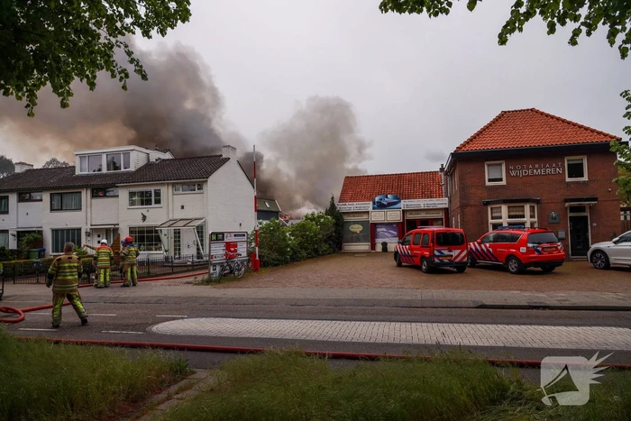 Grote brand verwoest loods in woonwijk
