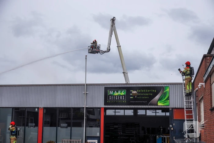 Grote brand verwoest loods in woonwijk