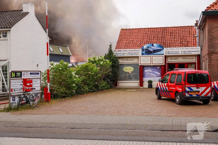 Grote brand verwoest loods in woonwijk