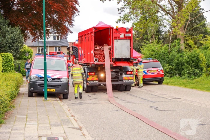 Grote brand verwoest loods in woonwijk