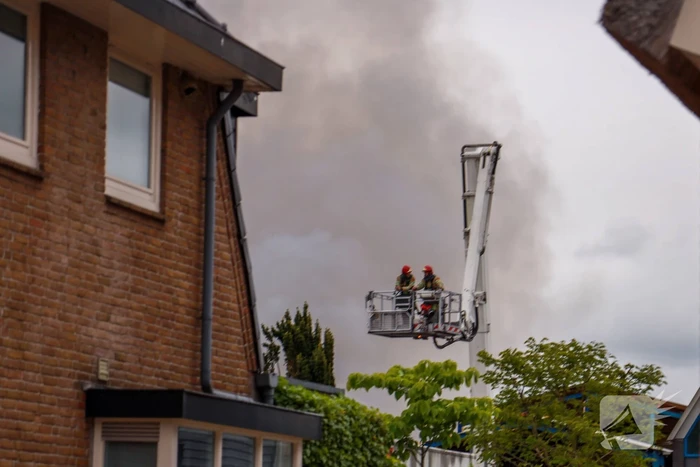 Grote brand verwoest loods in woonwijk