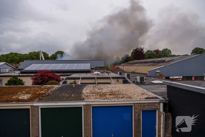 Grote brand verwoest loods in woonwijk