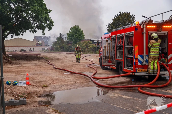 Grote brand verwoest loods in woonwijk