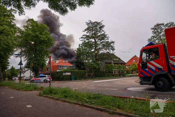 Grote brand verwoest loods in woonwijk