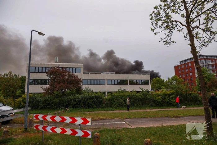 Grote brand verwoest loods in woonwijk