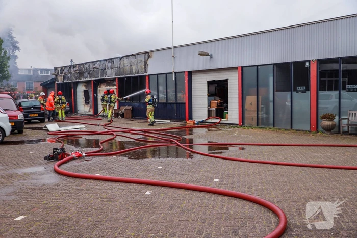 Grote brand verwoest loods in woonwijk