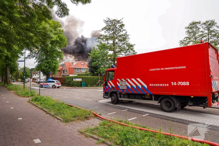 Grote brand verwoest loods in woonwijk