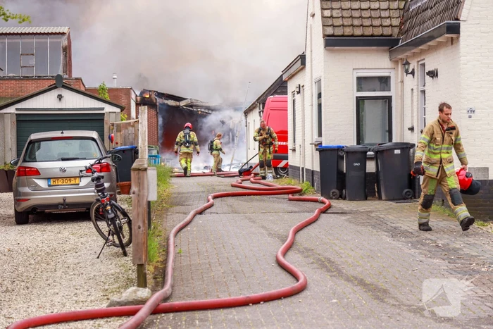 Grote brand verwoest loods in woonwijk