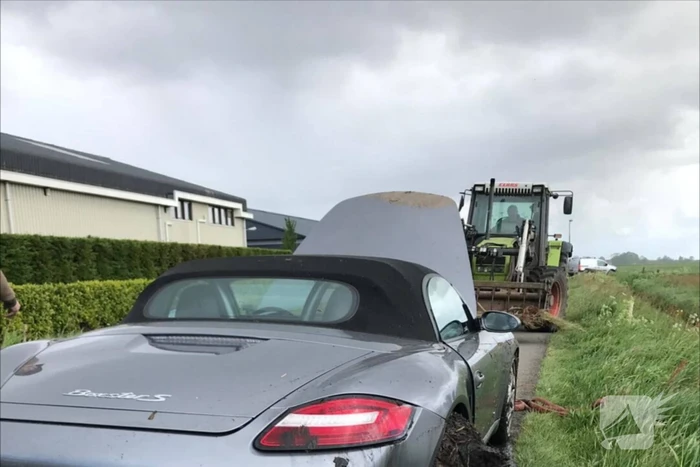 Tractor haalt Porsche Boxster S uit de sloot
