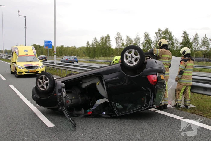 Auto belandt op de kop