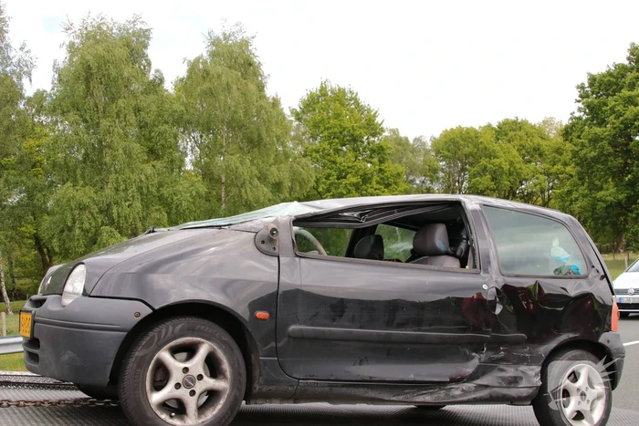 Auto belandt op de kop