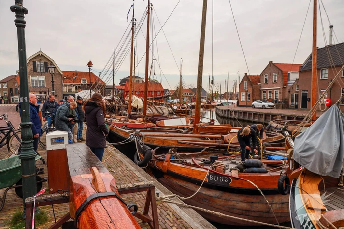 VIDEO: Zinkende botter leeggepompt