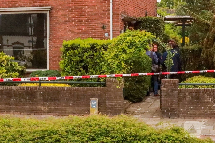 Overleden vrouw aangetroffen na brand in woning