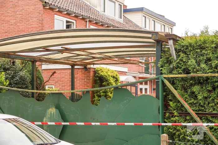 Overleden vrouw aangetroffen na brand in woning