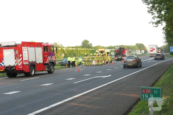 Auto crasht in vangrail