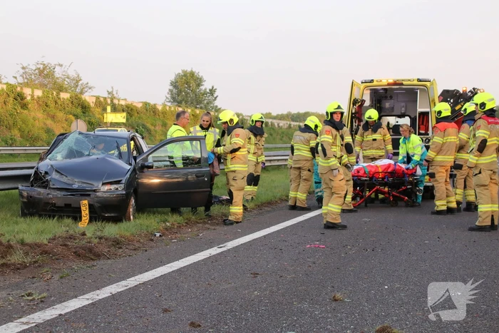 Auto crasht in vangrail