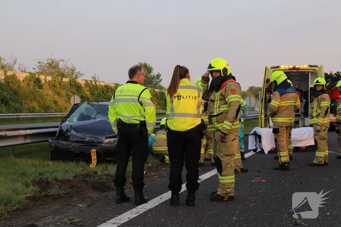 Auto crasht in vangrail