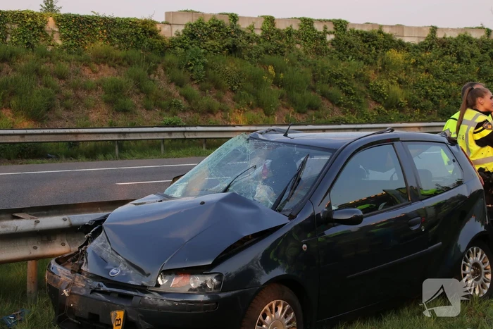 Auto crasht in vangrail