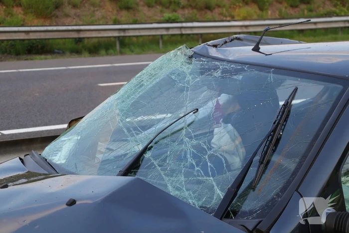 Auto crasht in vangrail