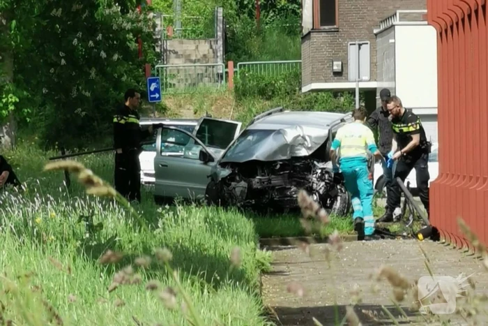 Auto crasht door hekwerk