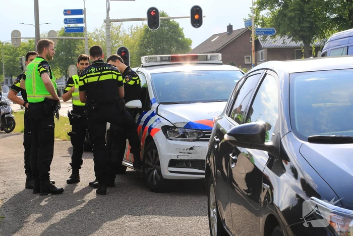 Politieauto botst op auto tijdens spoedrit