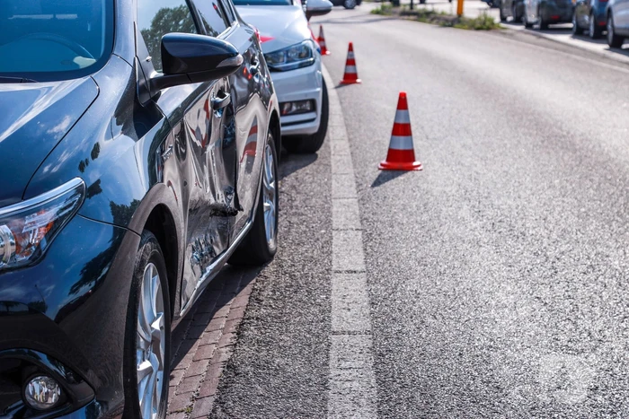 Politieauto botst op auto tijdens spoedrit