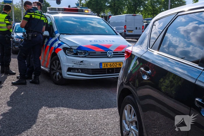 Politieauto botst op auto tijdens spoedrit