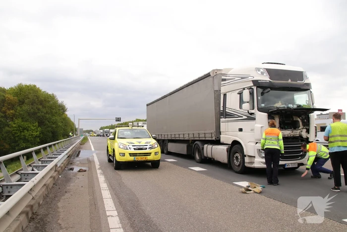 Vrachtwagen met pech versleept door Rijkswaterstaat