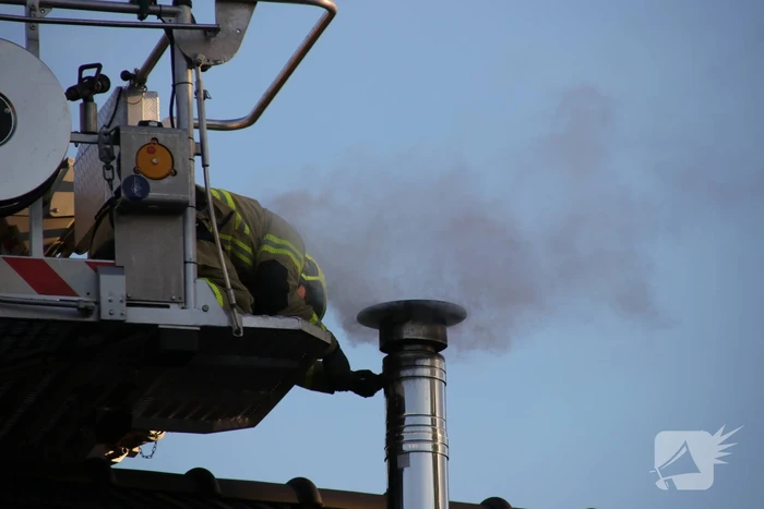 Veel rook bij schoorsteenbrand