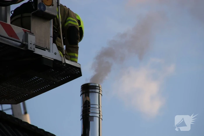 Veel rook bij schoorsteenbrand