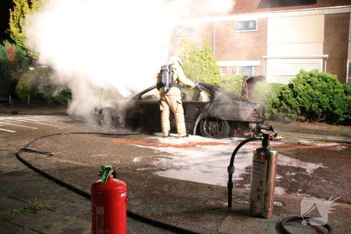 Auto brandt volledig uit