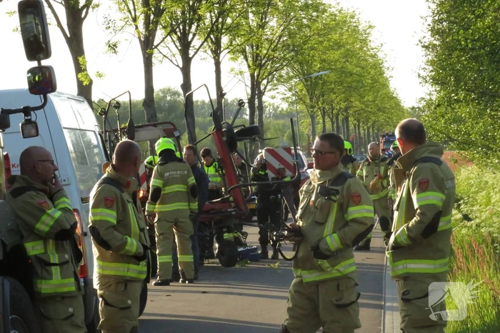 Trekker botst op boom; bestuurder gewond