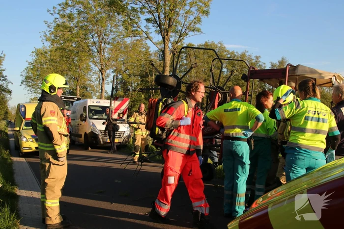 Trekker botst op boom; bestuurder gewond