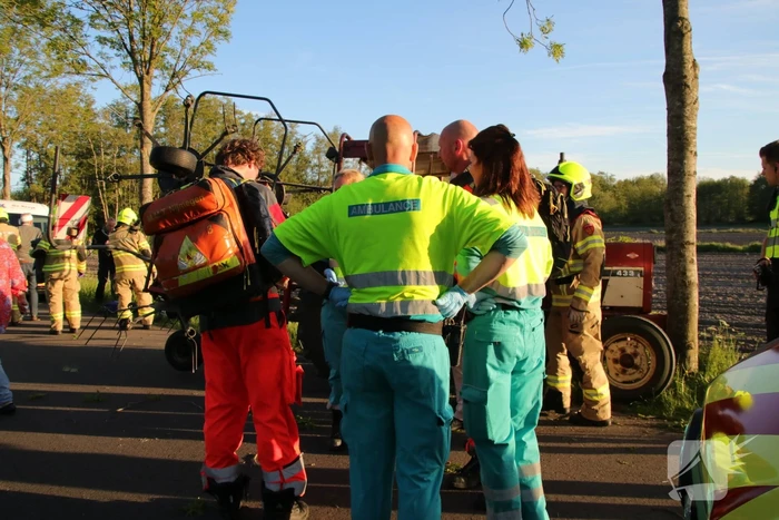 Trekker botst op boom; bestuurder gewond
