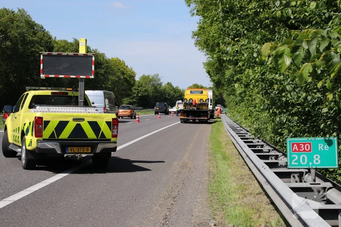 Vrachtwagen met klapband veroorzaakt flinke file