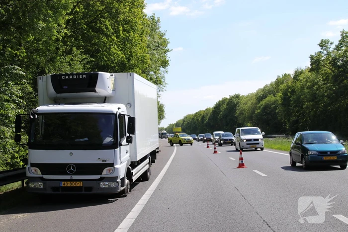 Vrachtwagen met klapband veroorzaakt flinke file