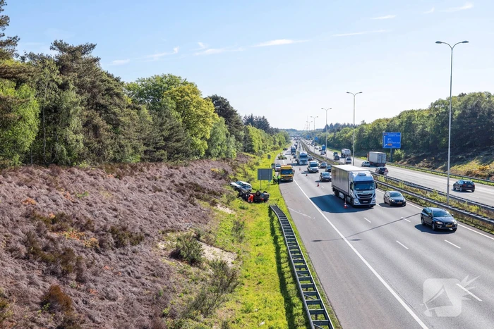 Auto over de kop na aanrijding