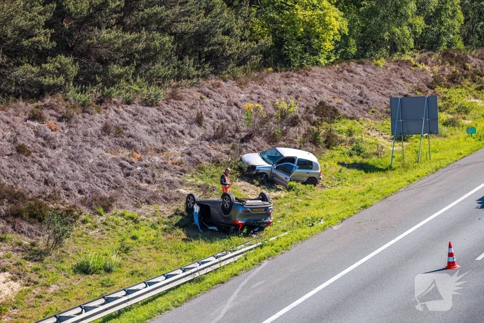 Auto over de kop na aanrijding