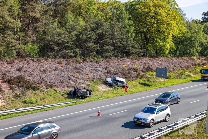 Auto over de kop na aanrijding