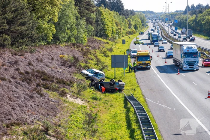Auto over de kop na aanrijding