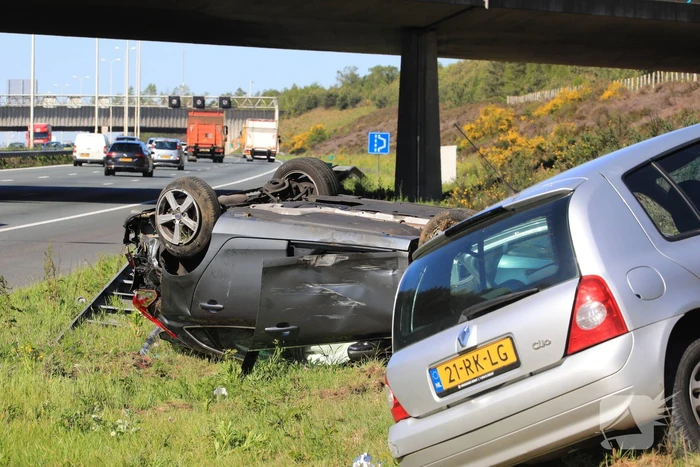 Auto over de kop na aanrijding