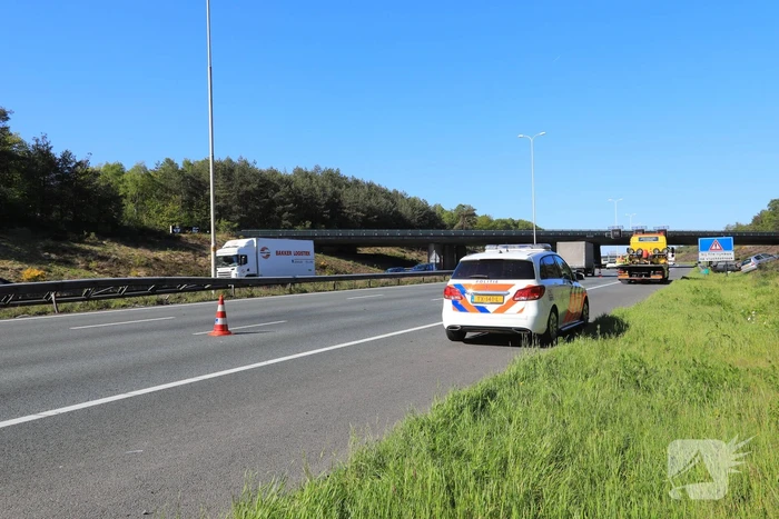 Auto over de kop na aanrijding