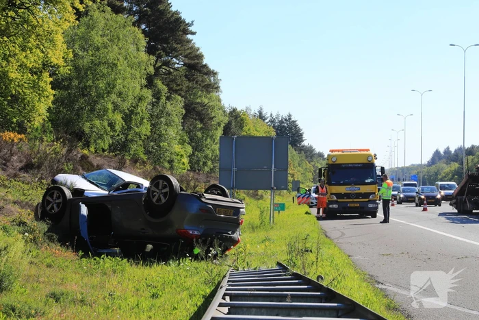 Auto over de kop na aanrijding