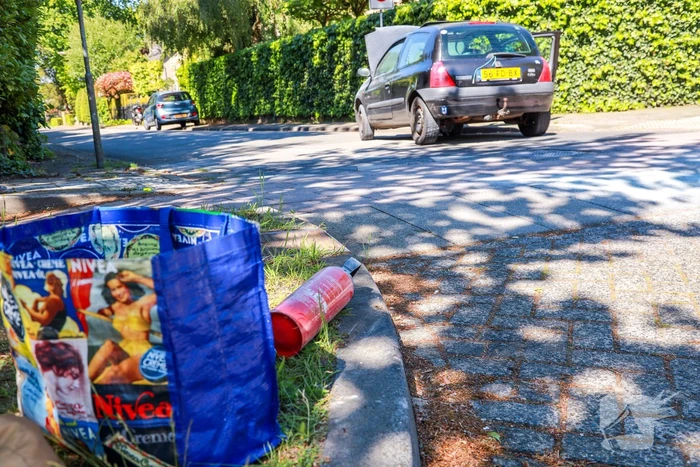 Automobilist blust eigen auto in vlammen