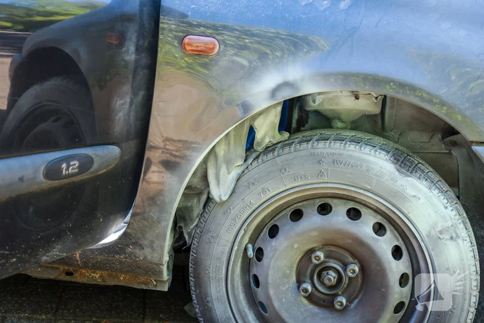 Automobilist blust eigen auto in vlammen