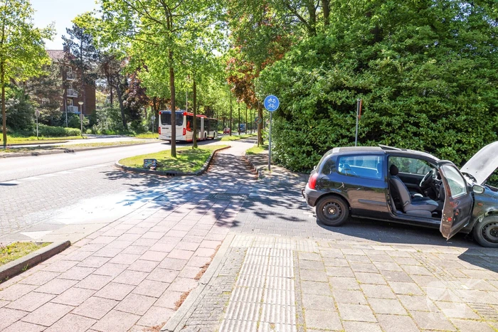 Automobilist blust eigen auto in vlammen