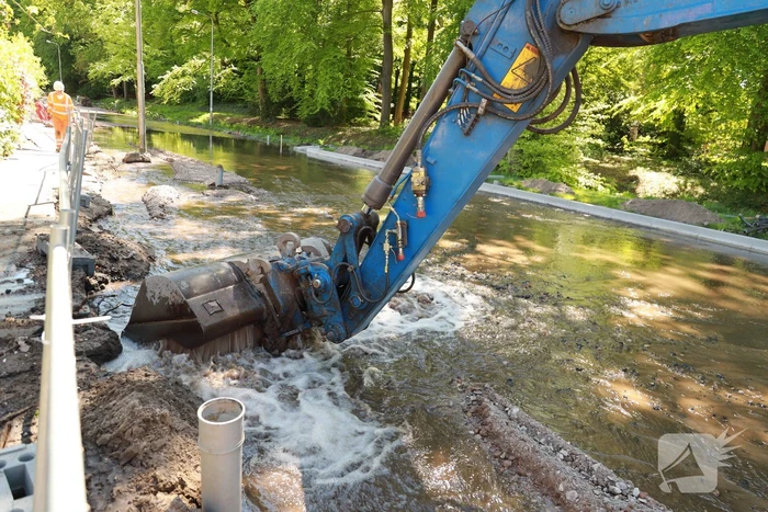 Waterleiding gesprongen door graafwerkzaamheden
