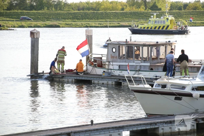 Boot zinkt, brandweer schiet te hulp