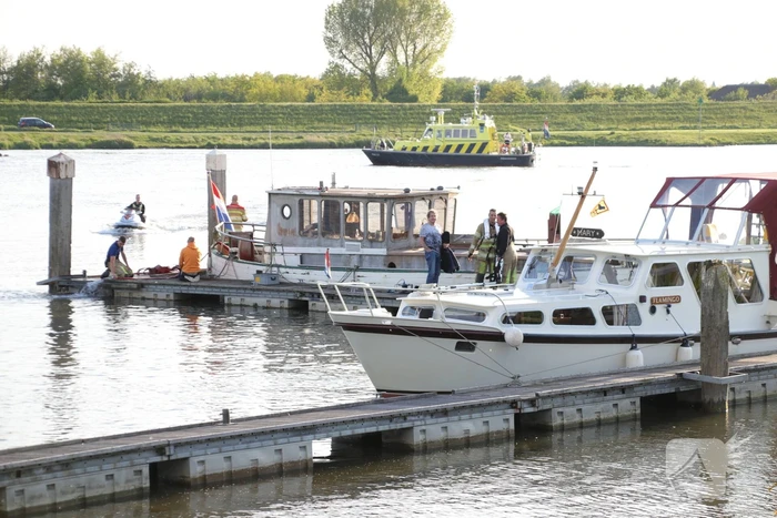 Boot zinkt, brandweer schiet te hulp