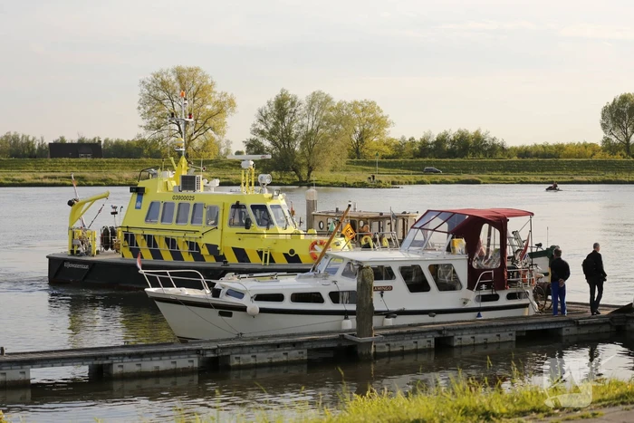 Boot zinkt, brandweer schiet te hulp
